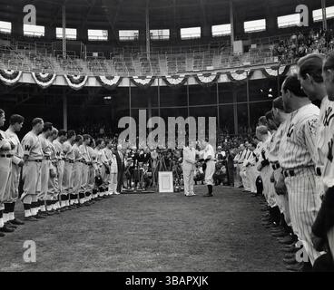 La grande Babe Ruth stringe la mano alla star del cinema Gary Cooper, (interpretando Lou Gehrig in The Pride of the Yankees) RKO 1942 Foto Stock