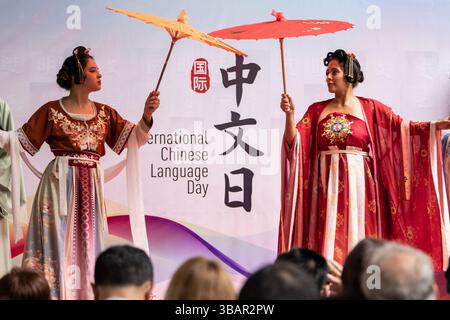 (250513) -- CITTÀ DEL MESSICO, 13 maggio 2025 (Xinhua) -- gli artisti esibiscono abiti da hanfu durante un evento che celebra la giornata delle Nazioni Unite della lingua cinese a Rio de Janeiro, Brasile, il 19 aprile 2023. Mentre gli scambi e la cooperazione tra la Cina e i paesi dell'America Latina continuano ad intensificarsi, elementi cinesi come i ristoranti cinesi, le automobili fabbricate in Cina e i treni della metropolitana costruiti in Cina, così come vari simboli culturali cinesi sulle strade, stanno gradualmente facendo più presenza nella vita quotidiana della gente del posto, trasformando in re la visione di approfondire le interazioni tra la Cina e i paesi dell'America Latina Foto Stock