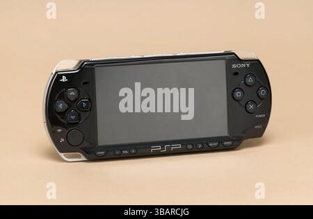 Pavia, Lombardia, Italia - 27 dicembre 2024: Console portatile Sony PSP, dal 1994 al MUSDI Museum. Ha venduto 28 milioni di unità. Il primo prezzo era Foto Stock