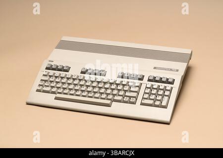 Pavia, Lombardia, Italia - 8 dicembre 2024: Commodore 128 Personal computer, dal 1985 al Museo MUSDI. Commercializzato tra il 1985 e il 1989. Era un 8 bit Foto Stock