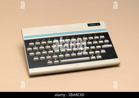 Pavia, Lombardia, Italia - 8 dicembre 2024: Oric-1 Home computer, dal 1983 al Museo MUSDI. Era un concorrente della Sinclair ZX Spectrum. Operazione non riuscita Foto Stock
