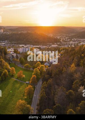 Vista di un paesaggio collinare con una città sul bordo di una foresta al tramonto, Nagold, quartiere di Calw, Germania, Europa Foto Stock