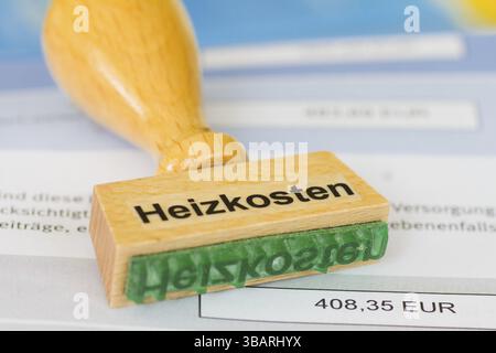 Un francobollo con l'iscrizione Heizkosten (costi di riscaldamento) è su un estratto conto bancario, foto di studio, Assia, Repubblica Federale di Germania Foto Stock