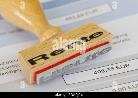 Un francobollo con l'iscrizione Rente è su un estratto conto bancario, una fotografia di studio, Assia, Repubblica Federale di Germania Foto Stock