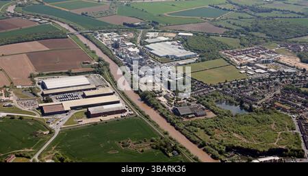 Vista aerea del Potter Space Business Park sul lato nord del fiume Ouse, Selby, guardando il Cochranes Ship Yard (& Other Works) sul lato sud Foto Stock