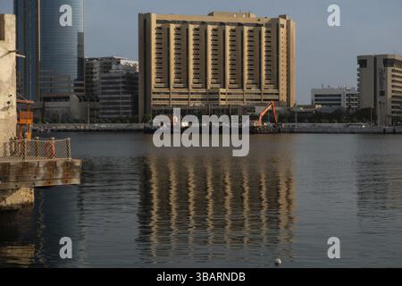Vista dall'area di al Seef attraverso il Dubai Creek verso un sito di scavo sul lungomare e il Radisson Hotel, Deira, Dubai, Emirati Arabi Uniti, Asi Foto Stock