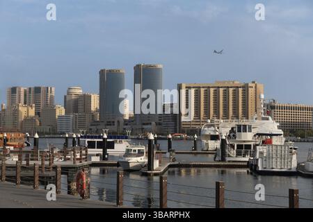 Vista dall'area di al Seef attraverso il Dubai Creek, Dubai, Emirati Arabi Uniti, Asia Foto Stock
