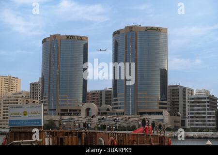 Vista dall'area di al Seef attraverso il Dubai Creek verso le Torri Gemelle Deira e l'aereo Emirates, Dubai, Emirati Arabi Uniti, Asia Foto Stock