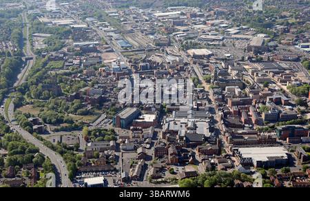 Vista aerea del centro di Bolton dalla N Looking S attraverso il mercato di Bolton e il centro commerciale Market Place lungo la B6204 Bath St / Oxford St Foto Stock