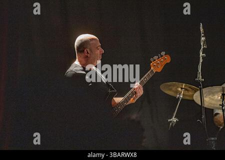 Bologna, Italia. 12 maggio 2025. La storica band guidata da Geoff Farina torna a suonare dal vivo, presentando "Make IT Fit", il loro atteso primo album in studio, dopo 20 anni al Locomotiv Club di Bologna (foto di Carlo Vergani/Pacific Press) Credit: Pacific Press Media Production Corp./Alamy Live News Foto Stock