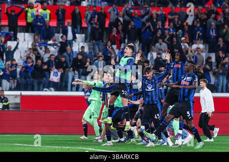 Bergamo, Italia. 13 maggio 2025. I giocatori dell'Atalanta BC celebrano la vittoria alla fine della partita durante la partita di serie A 2024/25 tra l'Atalanta BC e L'AS Roma allo stadio Gewiss credito: Agenzia fotografica indipendente/Alamy Live News Foto Stock