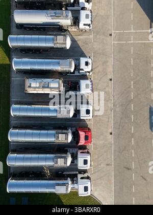 Flotta di autocarri con rimorchi cisterna. Vista aerea. Foto Stock