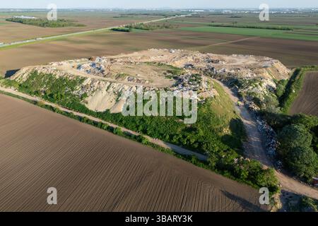 Vista aerea dello scarico vicino ai campi agricoli. Foto Stock