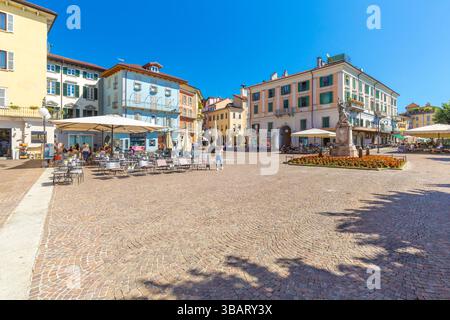 Turisti in piazza Ranzoni Intra, Verbania, Lago maggiore, Verbano Cusio Ossola, Italia Foto Stock