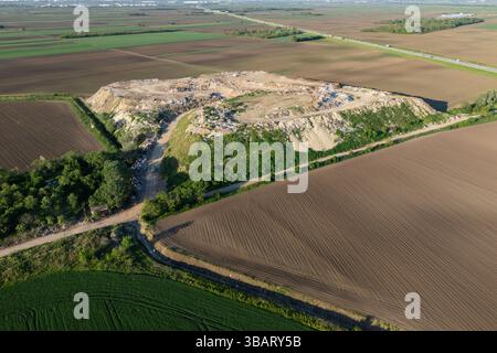 Vista aerea dello scarico vicino ai campi agricoli. Foto Stock