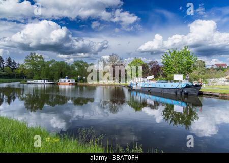 Case galleggianti ormeggiate sul canale del centro che riflettono le nuvole a Saint Julien sur Dheune, Saone et Loire, Bourgogne Franche Comte, Francia Foto Stock