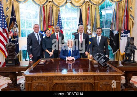 Il presidente DEGLI STATI UNITI Donald Trump pone con il segretario HHS Robert F. Kennedy Jr., sua figlia Kick Kennedy, il direttore NIH Jay Bhattacharya, amministratore dei centri per Medicare e Medicaid Services Dr. Mehmet Oz, il Commissario FDA Dr. Martin Makary, lunedì 12 maggio 2025, presso l'Ufficio ovale a seguito della disponibilità dei media durante la firma di un ordine esecutivo che chiede all'industria farmaceutica di tagliare i prezzi alla Casa Bianca (foto ufficiale della Casa Bianca di Joyce N. Boghosian) Foto Stock