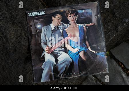 Leopoli, Ucraina - 13 maggio 2025: La copertina dell'album Scorpions Lovedrive, che mostra il suo caratteristico design del 1979. Foto Stock
