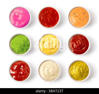 Diverse salse in ciotole bianche, che creano un assortimento colorato e saporito, visto dall'alto Foto Stock