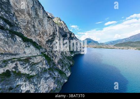 Famosa pista ciclabile Sentiero del Ponale da Riva del Garda a Limone sul Garda. Famose strade ciclabili vicino a Riva del Garda, nella parte settentrionale del lago Foto Stock
