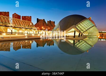 Complesso della città delle Arti e delle Scienze riflesso nell'acqua al crepuscolo, Valencia, Spagna Foto Stock