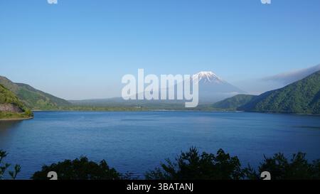 Monte Fuji: Un simbolo della maestà naturale del Giappone Foto Stock