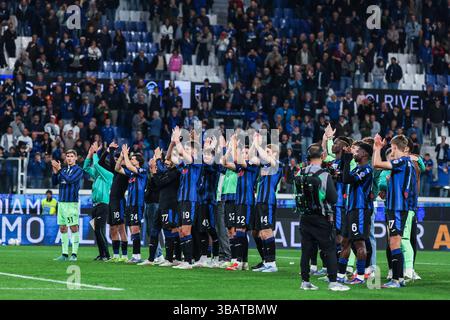 Bergamo, Italia. 12 maggio 2025. I giocatori dell'Atalanta BC celebrano la vittoria alla fine della partita durante la partita di serie A 2024/25 tra l'Atalanta BC e L'AS Roma al Gewiss Stadium crediti: dpa/Alamy Live News Foto Stock