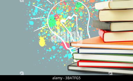 Illustrazione della lampadina con schizzi di vernice e una pila di libri su sfondo grigio, banner. Idea e conoscenza Foto Stock