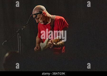 12 maggio 2025, Bologna, Emilia Romagna, Italia: La storica band guidata da Geoff Farina torna a suonare dal vivo, presentando â€œMake IT Fitâ€ , il loro atteso primo album in studio, dopo 20 anni al Locomotiv Club di Bologna (Credit Image: © Carlo Vergani/Pacific Press via ZUMA Press Wire) SOLO USO EDITORIALE! Non per USO commerciale! Foto Stock