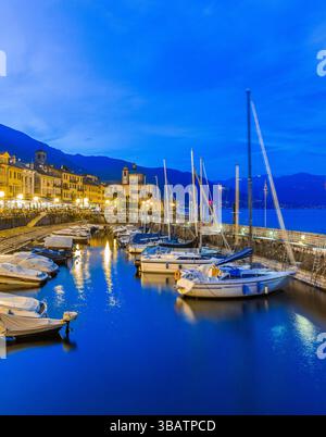 Il piccolo paese di Cannobio, famosa località turistica sul Lago maggiore al crepuscolo. Foto Stock