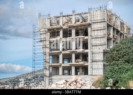 Sviluppo residenziale suburbano. In costruzione edificio di appartamenti. Villa con concreate Block. Vista esterna di multipiano sotto vincolo Foto Stock