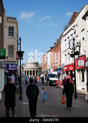 Vista lungo Fore Street verso Cornhill e il vecchio edificio Corn Exchange a Bridgwater, Somerset, Regno Unito Foto Stock
