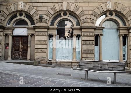 Un negozio abbandonato in Darley Street nel centro di Bradford Foto Stock