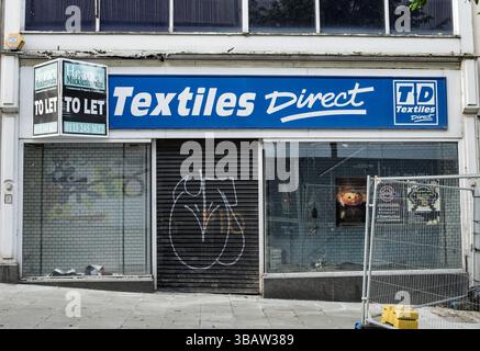 Un negozio abbandonato in Darley Street nel centro di Bradford Foto Stock
