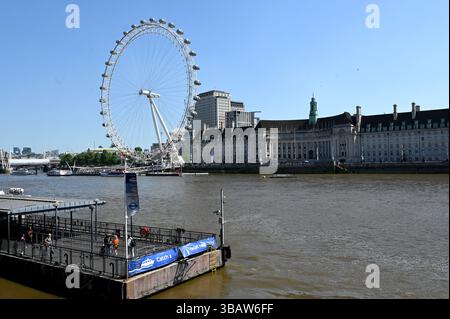 Il sole splende oggi su Westminster , le strade erano piene di turisti e visitatori molti che visitavano Londra per vedere il Big Ben altri selfie hanno visitato il Covid Memorial Wall per ricordare rendere omaggio dire una preghiera o ricordare quando il mondo intero ha chiuso con Covid . Un tempo che ha colpito tutti in modo imprevisto , nomi di molti dei nomi deceduti scritti sul muro come tributo . Foto Stock
