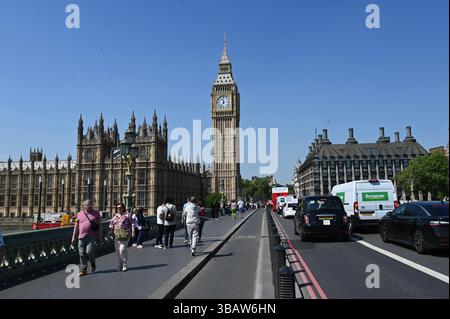 Il sole splende oggi su Westminster , le strade erano piene di turisti e visitatori molti che visitavano Londra per vedere il Big Ben altri selfie hanno visitato il Covid Memorial Wall per ricordare rendere omaggio dire una preghiera o ricordare quando il mondo intero ha chiuso con Covid . Un tempo che ha colpito tutti in modo imprevisto , nomi di molti dei nomi deceduti scritti sul muro come tributo . Foto Stock