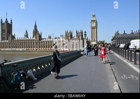 Il sole splende oggi su Westminster , le strade erano piene di turisti e visitatori molti che visitavano Londra per vedere il Big Ben altri selfie hanno visitato il Covid Memorial Wall per ricordare rendere omaggio dire una preghiera o ricordare quando il mondo intero ha chiuso con Covid . Un tempo che ha colpito tutti in modo imprevisto , nomi di molti dei nomi deceduti scritti sul muro come tributo . Foto Stock