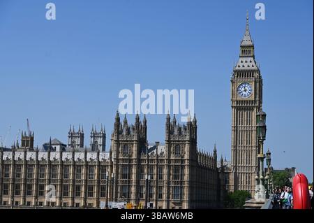 Il sole splende oggi su Westminster , le strade erano piene di turisti e visitatori molti che visitavano Londra per vedere il Big Ben altri selfie hanno visitato il Covid Memorial Wall per ricordare rendere omaggio dire una preghiera o ricordare quando il mondo intero ha chiuso con Covid . Un tempo che ha colpito tutti in modo imprevisto , nomi di molti dei nomi deceduti scritti sul muro come tributo . Foto Stock