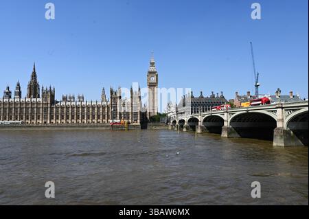 Il sole splende oggi su Westminster , le strade erano piene di turisti e visitatori molti che visitavano Londra per vedere il Big Ben altri selfie hanno visitato il Covid Memorial Wall per ricordare rendere omaggio dire una preghiera o ricordare quando il mondo intero ha chiuso con Covid . Un tempo che ha colpito tutti in modo imprevisto , nomi di molti dei nomi deceduti scritti sul muro come tributo . Foto Stock