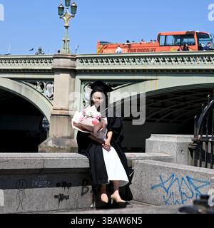 Il sole splende oggi su Westminster , le strade erano piene di turisti e visitatori molti che visitavano Londra per vedere il Big Ben altri selfie hanno visitato il Covid Memorial Wall per ricordare rendere omaggio dire una preghiera o ricordare quando il mondo intero ha chiuso con Covid . Un tempo che ha colpito tutti in modo imprevisto , nomi di molti dei nomi deceduti scritti sul muro come tributo . Foto Stock