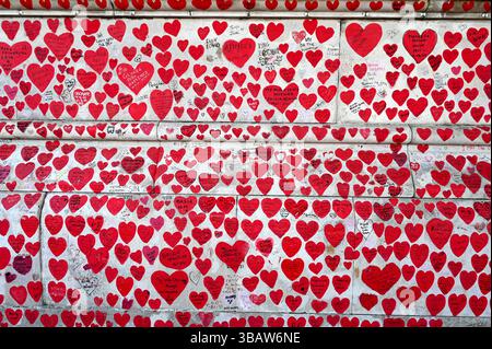 Il sole splende oggi su Westminster , le strade erano piene di turisti e visitatori molti che visitavano Londra per vedere il Big Ben altri selfie hanno visitato il Covid Memorial Wall per ricordare rendere omaggio dire una preghiera o ricordare quando il mondo intero ha chiuso con Covid . Un tempo che ha colpito tutti in modo imprevisto , nomi di molti dei nomi deceduti scritti sul muro come tributo . Foto Stock