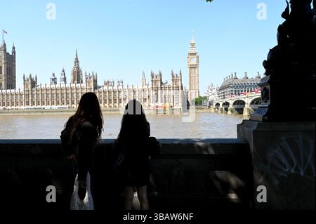 Il sole splende oggi su Westminster , le strade erano piene di turisti e visitatori molti che visitavano Londra per vedere il Big Ben altri selfie hanno visitato il Covid Memorial Wall per ricordare rendere omaggio dire una preghiera o ricordare quando il mondo intero ha chiuso con Covid . Un tempo che ha colpito tutti in modo imprevisto , nomi di molti dei nomi deceduti scritti sul muro come tributo . Foto Stock
