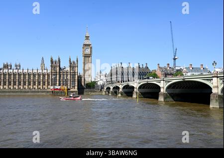 Il sole splende oggi su Westminster , le strade erano piene di turisti e visitatori molti che visitavano Londra per vedere il Big Ben altri selfie hanno visitato il Covid Memorial Wall per ricordare rendere omaggio dire una preghiera o ricordare quando il mondo intero ha chiuso con Covid . Un tempo che ha colpito tutti in modo imprevisto , nomi di molti dei nomi deceduti scritti sul muro come tributo . Foto Stock