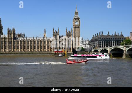 Il sole splende oggi su Westminster , le strade erano piene di turisti e visitatori molti che visitavano Londra per vedere il Big Ben altri selfie hanno visitato il Covid Memorial Wall per ricordare rendere omaggio dire una preghiera o ricordare quando il mondo intero ha chiuso con Covid . Un tempo che ha colpito tutti in modo imprevisto , nomi di molti dei nomi deceduti scritti sul muro come tributo . Foto Stock