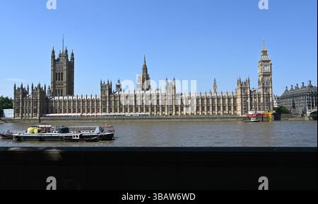 Il sole splende oggi su Westminster , le strade erano piene di turisti e visitatori molti che visitavano Londra per vedere il Big Ben altri selfie hanno visitato il Covid Memorial Wall per ricordare rendere omaggio dire una preghiera o ricordare quando il mondo intero ha chiuso con Covid . Un tempo che ha colpito tutti in modo imprevisto , nomi di molti dei nomi deceduti scritti sul muro come tributo . Foto Stock