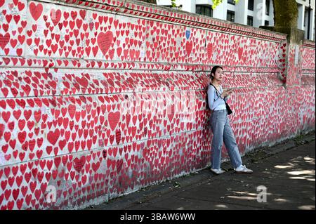 Il sole splende oggi su Westminster , le strade erano piene di turisti e visitatori molti che visitavano Londra per vedere il Big Ben altri selfie hanno visitato il Covid Memorial Wall per ricordare rendere omaggio dire una preghiera o ricordare quando il mondo intero ha chiuso con Covid . Un tempo che ha colpito tutti in modo imprevisto , nomi di molti dei nomi deceduti scritti sul muro come tributo . Foto Stock