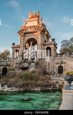 Fontana monumentale Cascada nel parco della ciutadella, barcellona, spagna, che si illumina alla luce del tramonto Foto Stock