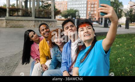 Un gruppo felice di amici scatta foto selfie guardando la fotocamera, i giovani festeggiano insieme Foto Stock