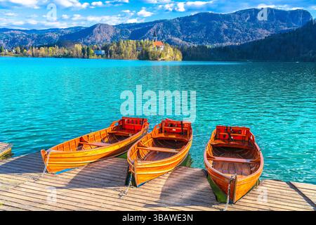 Vista panoramica della costa del lago di Bled all'inizio della primavera, paesaggio alpino della Slovenia Foto Stock