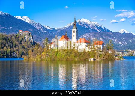 Vista panoramica della costa del lago di Bled all'inizio della primavera, paesaggio alpino della Slovenia Foto Stock